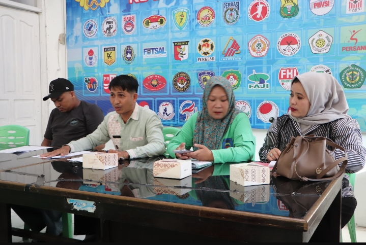 Panitia Kejurnaswil Kempo 2026, termasuk Almadi yang tengah memberikan penjelasan, menggelar rapat persiapan di Kantor KONI Sawahlunto untuk mematangkan agenda perebutan Piala Ketua Umum Perkemi Sumbar yang dijadwalkan pada 22-27 Juni 2026. (Foto: Dok. Pa